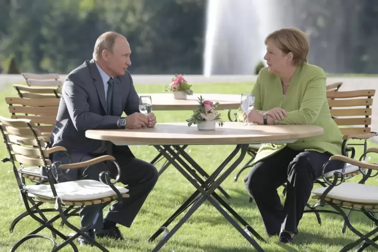 Die damalige Kanzlerin Angela Merkel bei einem Treffen mit Putin auf Schloss Meseberg, dem Gästehaus der Bundesregierung, im Aug