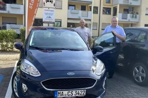 Dieter Netter (links) von Stadtmobil und Ortsbürgermeister Andreas Poignée an der neuen Ausleihstation. 