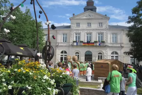 Marktplatz mit Rathaus im Zentrum Ruffec: Hier kommen die Menschen zusammen, zweimal in der Woche findet ein Markt statt. 