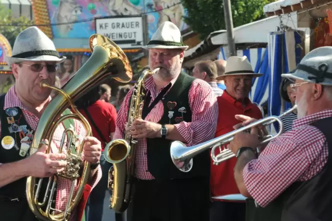 Musikalische Wurstmarkt-Vorfreude: Hier spielen die Mackenbacher auf dem Wurstmarkt 2011.