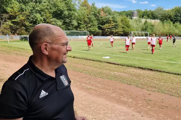 Ralph Wilhelm verfolgte aufmerksam das FFC-Aufwärmprogramm vor dem DFB-Pokalspiel gegen Elversberg.