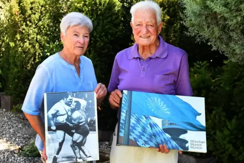 Der ehemalige Handball-Nationalspieler Hans Ruff und seine Frau Brigitte zeigen Erinnerungsstücke von den Olympischen Spielen 19