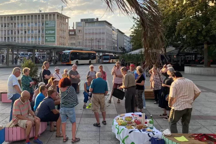 Picknick am Berliner Platz: Rund 30 Bürger diskutierten am Donnerstagabend über die Ludwigshafener Innenstadtentwicklung und ihr