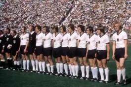 Mannschaftsvorstellung im Olympiastadion (von links): Egon Schmitt, Torwart Günter Wienhold, Friedhelm Haebermann, Rudi Seliger,