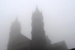 Der Wormser Dom im Nebel.