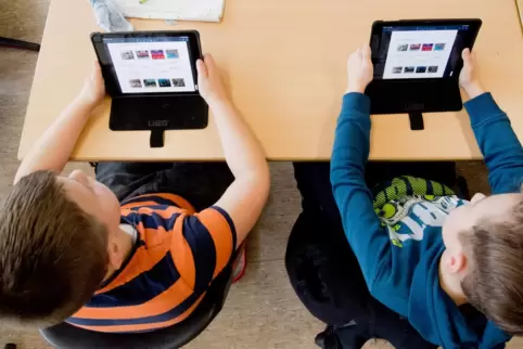 Etwa 800 Tablets würden als Leihgeräte für Schüler im Landkreis SÜW angeschafft. 