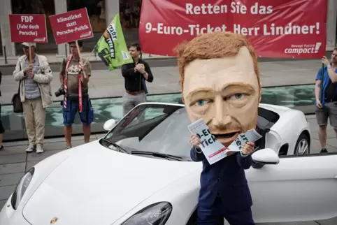 Mit seiner Polemik gegen das 9-Euro-Ticket hat sich Bundesfinanzminister Christian Lindner weithin unbeliebt gemacht. 