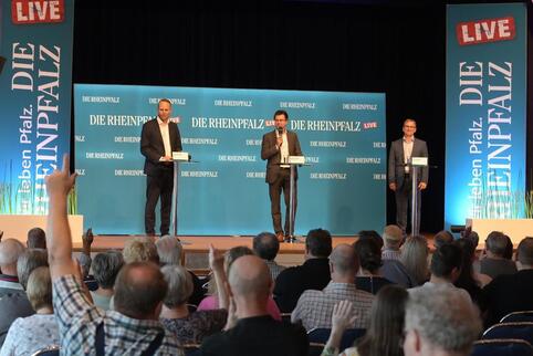 150 Gäste verfolgten die Podiumsdiskussion im Bürgerhaus „Schuhfabrik“ mit den Bürgermeisterkandidaten Felix Leidecker (links, C