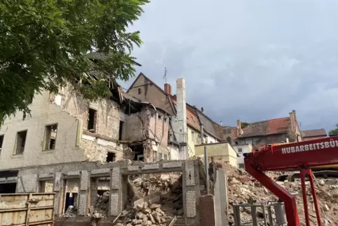 Ein Teil des „Kronprinzen“ kann noch mit Baggern abgerissen werden, danach ist Handarbeit gefragt. Ein Teil des „Kronprinzen“ kann noch mit Baggern abgerissen werden, danach ist Handarbeit gefragt.
