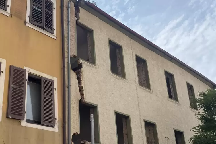 Das Haus neben dem &bdquo;Kronprinzen&ldquo; musste eigens gesichert werden, unter anderem mit Stahltr&auml;gern. 