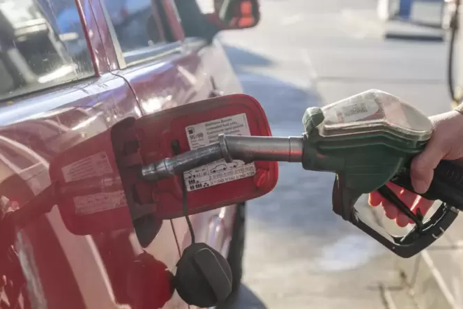 Viele Autofahrer werden wohl versuchen, Ende August noch einmal zu tanken. Das kann dazu führen, dass die Preise schon vor Ende Viele Autofahrer werden wohl versuchen, Ende August noch einmal zu tanken. Das kann dazu führen, dass die Preise schon vor Ende