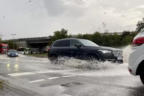 Kurze Abkühlung nach der Dauerhitze und überflutete Straße am Opelkreisel in Kaiserslautern.