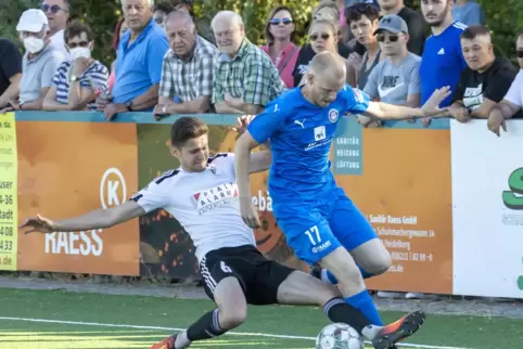 Sein Einsatz beim TuS Steinbach II/SV Börrstadt kostete seine Mannschaft am grünen Tisch drei Punkte: Dennis Windecker (links). 