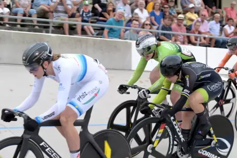 Packender Kampf im Keirin mit Alessa-Catriona Pröpster (links) und Katharina Albers (in grün). 