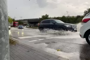 Bei der Polizei liegen rund 30 Kennzeichen, die Fahrzeuge beim Starkregen am Freitag verloren haben. Sie können abgeholt werden.