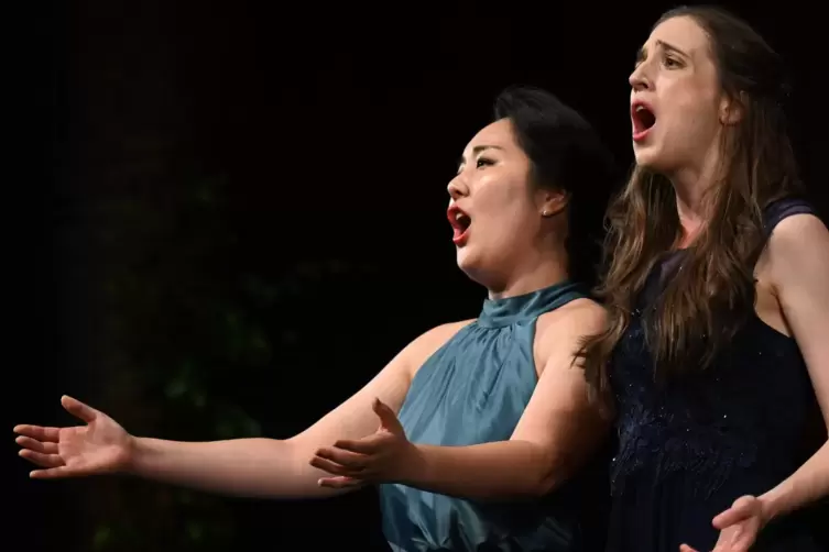 Hanna Kim Koo (hier mit Luzie Franke beim &bdquo;Blumenduett&ldquo; aus &bdquo;Lakm&eacute;&ldquo; von Delibes ) errang die Silber-Medaille.