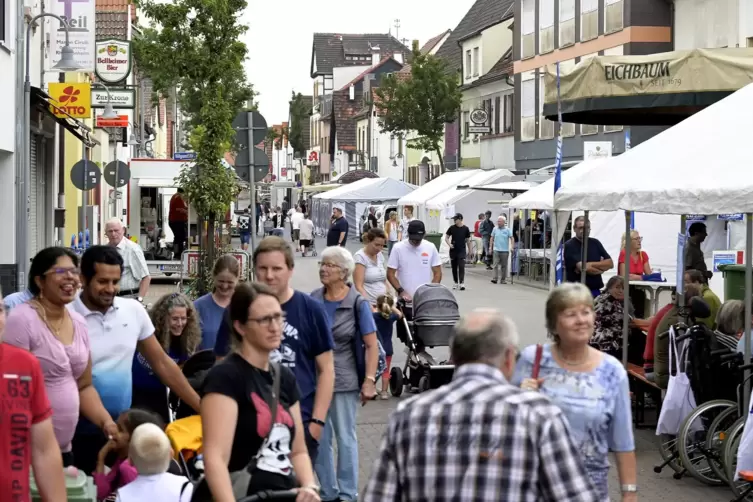 Das Straßenfest lockte viele Menschen in die Rheingönheimer Hauptstraße.