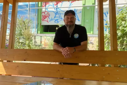 Im Garten des Juze hat Harald Haaß mit Jugendlichen einen Rückzugsort mit selbstgebauten Tischen und Bänken geschaffen. „Jugendl