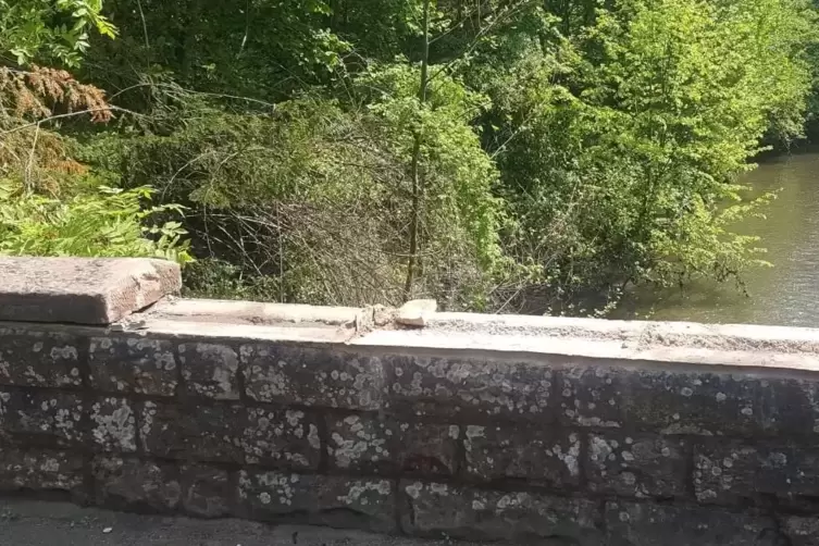 Schon mehrmals haben sich Unbekannte an der Br&uuml;stung der Klingbachbr&uuml;cke in H&ouml;rtd zu schaffen gemacht. 