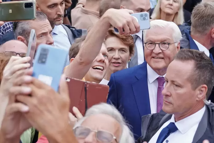 Ein Selfie mit dem Bundespräsidenten: Szene vom Bürgerfest in Schloss Bellevue. 