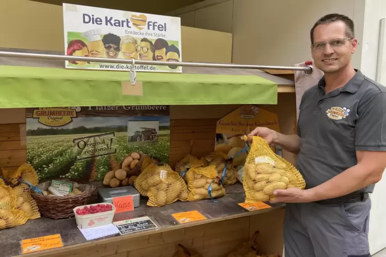 Am Kartoffelregal im eigenen Hofladen: der Mutterstadter Landwirt Hartmut Magin.