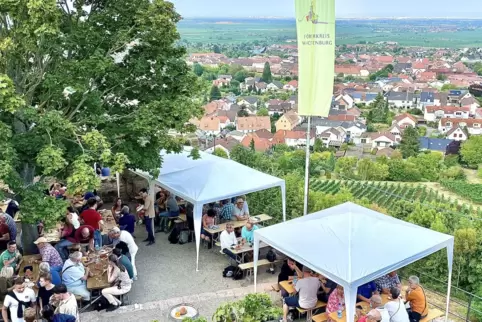 Am Wochenende gab es auf der Wachtenburg zu Speis und Trank einen tollen Blick auf Wachenheim.