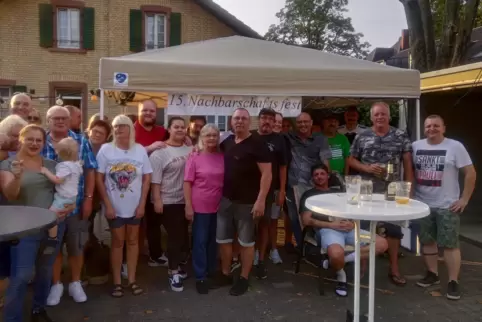 Zusammenhalt ist Trumpf in der BASF-Kolonie: Beim Straßenfest kommt man gemütlich zusammen, um zu essen und zu trinken.