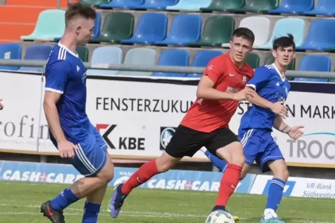 Der Schütze des 1:0 fürs FKP-Verbandsligateam, Nico Schauß (links), passt am Steinwendener Sebastian Schäfer vorbei zum Schützen