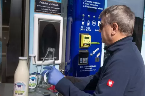 Seit mehreren Jahren setzt Bauer Jörg Brassel auf große Milchautomaten wie hier in Altenglan. Die Nachfrage dort stagniere derze