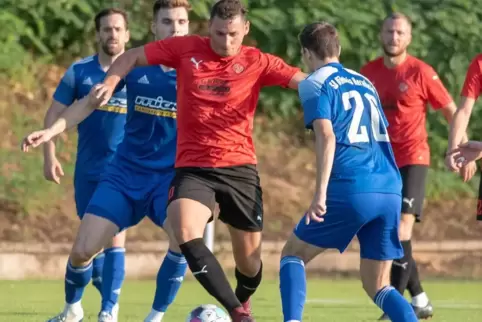  Der Jockgrimer Daniel Schenfeld, der vor dem 2:3 noch eine Chance hatte, führt den Ball, vor ihm Sandro Wetzka.