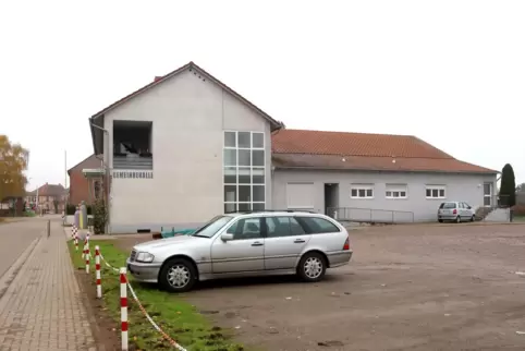 Blick auf die Gemeindehalle in Edesheim. Das Gebäude befindet sich in der Nähe des Bahnhofs, der Parkplatz davor soll in naher Z
