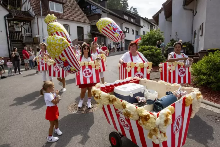 Bei den „Ladykrachern“ gab es am Sonntag während des Umzugs in Hohenecken Popcorn.
