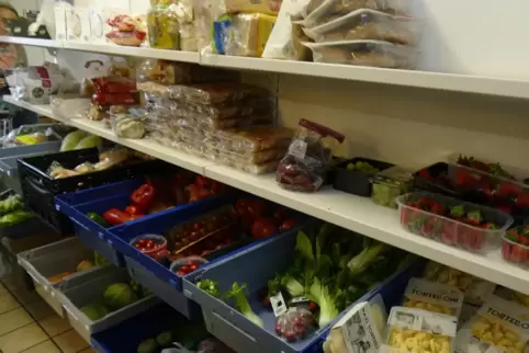 Keine Leere in den Regalen: Bei der Lauterecker Tafel ist die Nachschublage noch gut. Allerdings ist die Anzahl der Kunden sprun