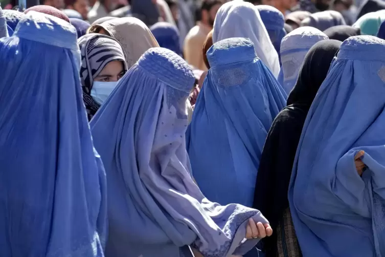 Frauen in Kabul warten auf Lebensmittelrationen: 90 Prozent der Afghaninnen und Afghanen leiden Hunger.
