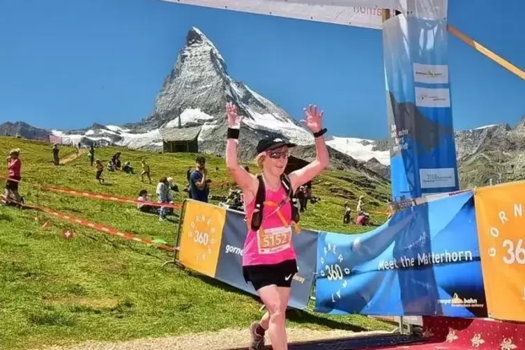 Nach 21 Kilometern feiert Angelika Scheller den Zieleinlauf vor dem Matterhorn. 