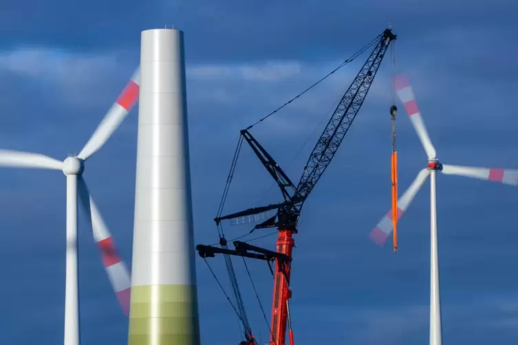 Bau von Windkraftanlagen. BayWa re geht davon aus, dass der Windpark Buchwald 2024 gebaut und 2025 ans Netz gehen kann.