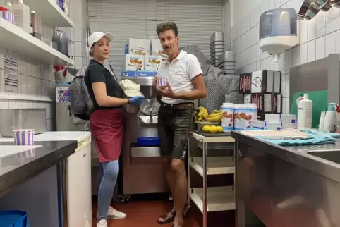 Viktoria Wichtler stellt täglich 400 Liter Eis her, Vater Johannes probiert das nur zu gerne.