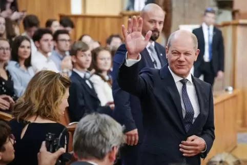 Nach seiner Rede an der Karls-Universität winkt Bundeskanzler Olaf Scholz den Zuhörern zu. 