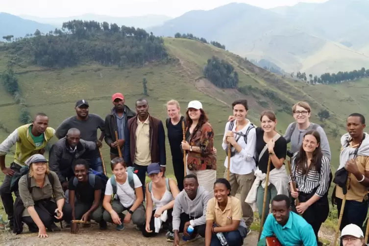 Das Landauer Team mit Partnerinnen und Partnern im Schutzgebiet Rugesi in Ruanda. 