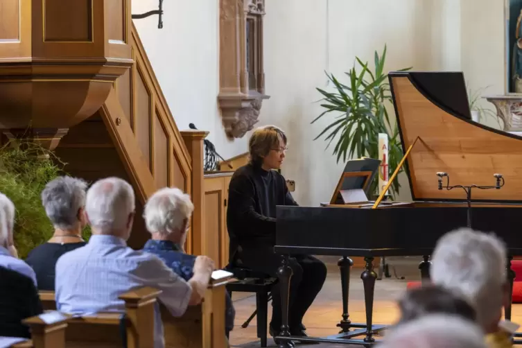  Masato Suzuki, gleichermaßen als Komponist, Dirigent, Pianist Organist und Regisseur weltweit gefragt, bot in Kirchheim ein ebe