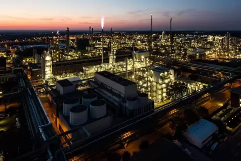 Der Steamcracker II im BASF-Stammwerk Ludwigshafen, eine von zwei solcher Großanlagen am Standort, ist so groß wie 13 Fußballfel