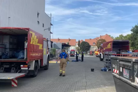 70 Einsatzkräfte – darunter Rettungsdienst und Katastrophenschutz – waren bei Renolit vor Ort. 70 Einsatzkräfte – darunter Rettungsdienst und Katastrophenschutz – waren bei Renolit vor Ort.
