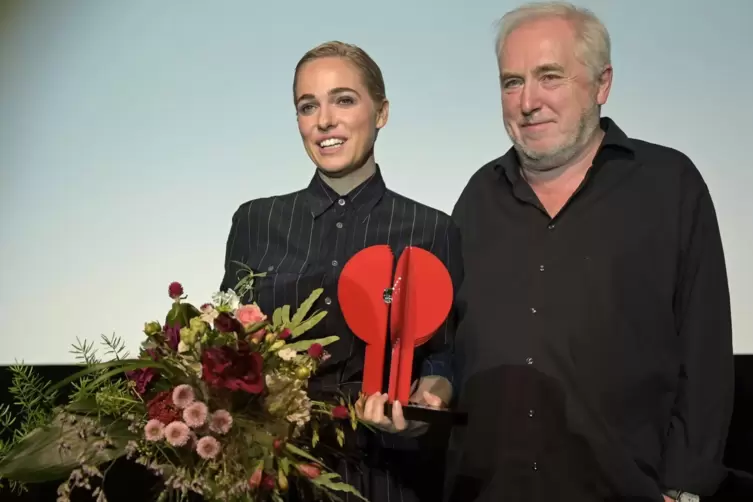 Blumen und Preisding: Verena Altenberger und Festivalchef Michael Kötz.