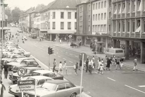 Die Stadt möchte das Gebiet zwischen City Outlet, Busbahnhof und Sinne Eck aufwerten. Das Foto zeigt den heutigen Busbahnhof, re Die Stadt möchte das Gebiet zwischen City Outlet, Busbahnhof und Sinne Eck aufwerten. Das Foto zeigt den heutigen Busbahnhof, re