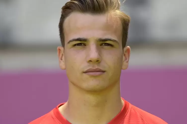 Trug vorher das Trikot des 1. FC Kaiserslautern: Rodenbachs Innenverteidiger Leon Hotopp. 