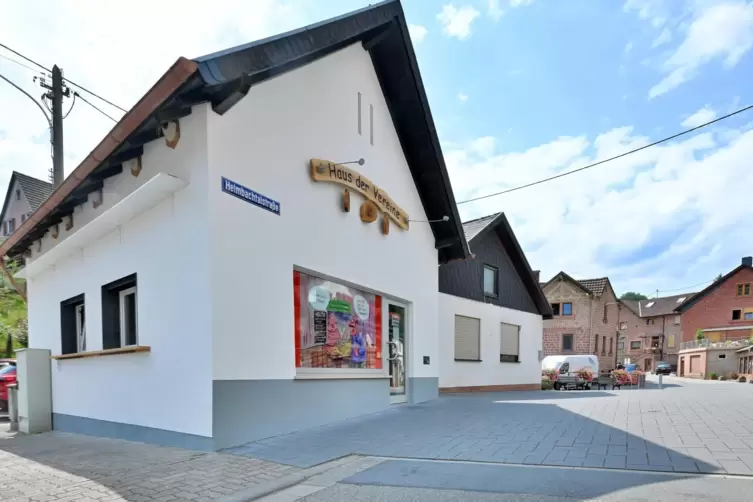 Essensausgabe am neuen „Haus der Vereine“ in Iggelbach.