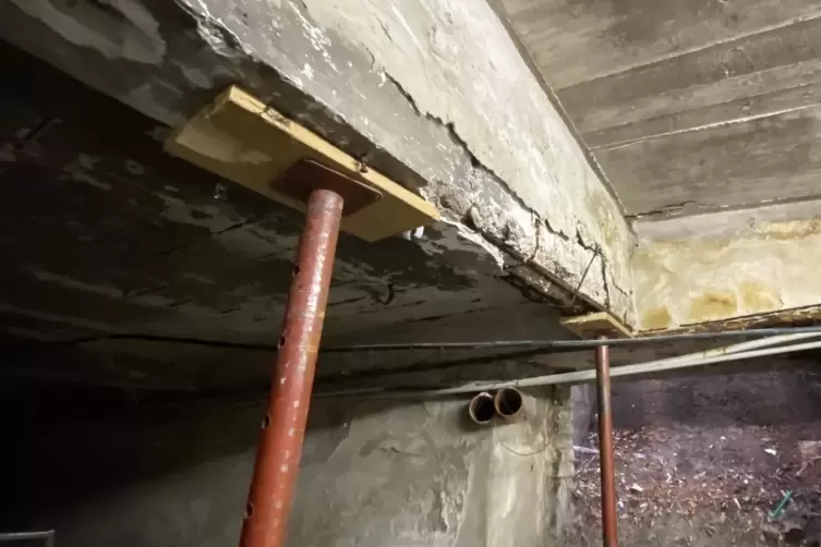 Vor einem Jahr: Die durchgerosteten Unterz&uuml;ge der Decke m&uuml;ssen abgest&uuml;tzt werden.