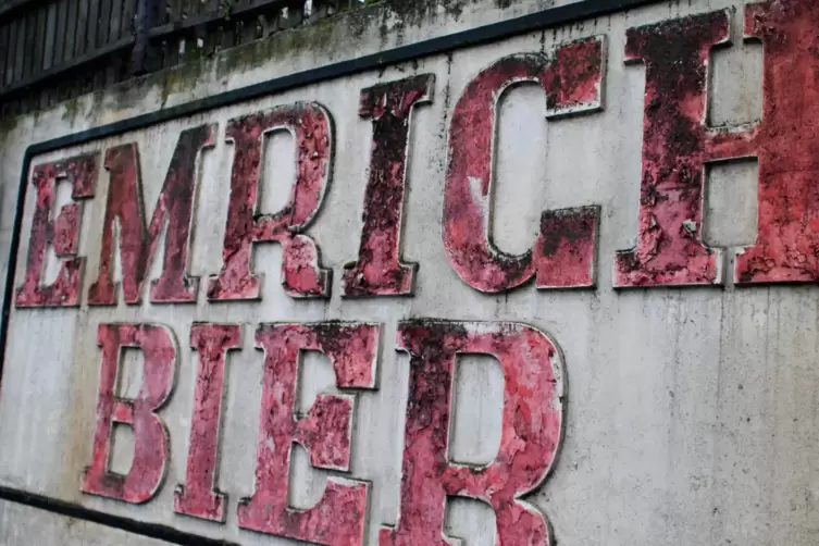 In Kusel bei der Durchfahrt von Diedelkopf zur Stadtmitte zu sehen: „Emrich Bier“ steht auf der Betonwand. 