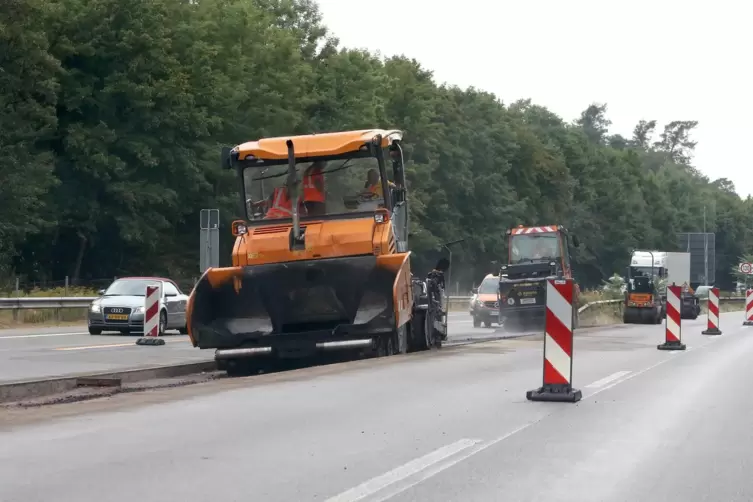 Die Asphaltdecke wurde abgefr&auml;st.