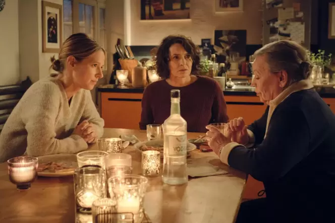 Tante Niki (Ursula Werner, rechts) hat Lena Odenthal (Ulrike Folkerts, Mitte) etwas verschwiegen. Auch Johanna Stern (Lisa Bitte